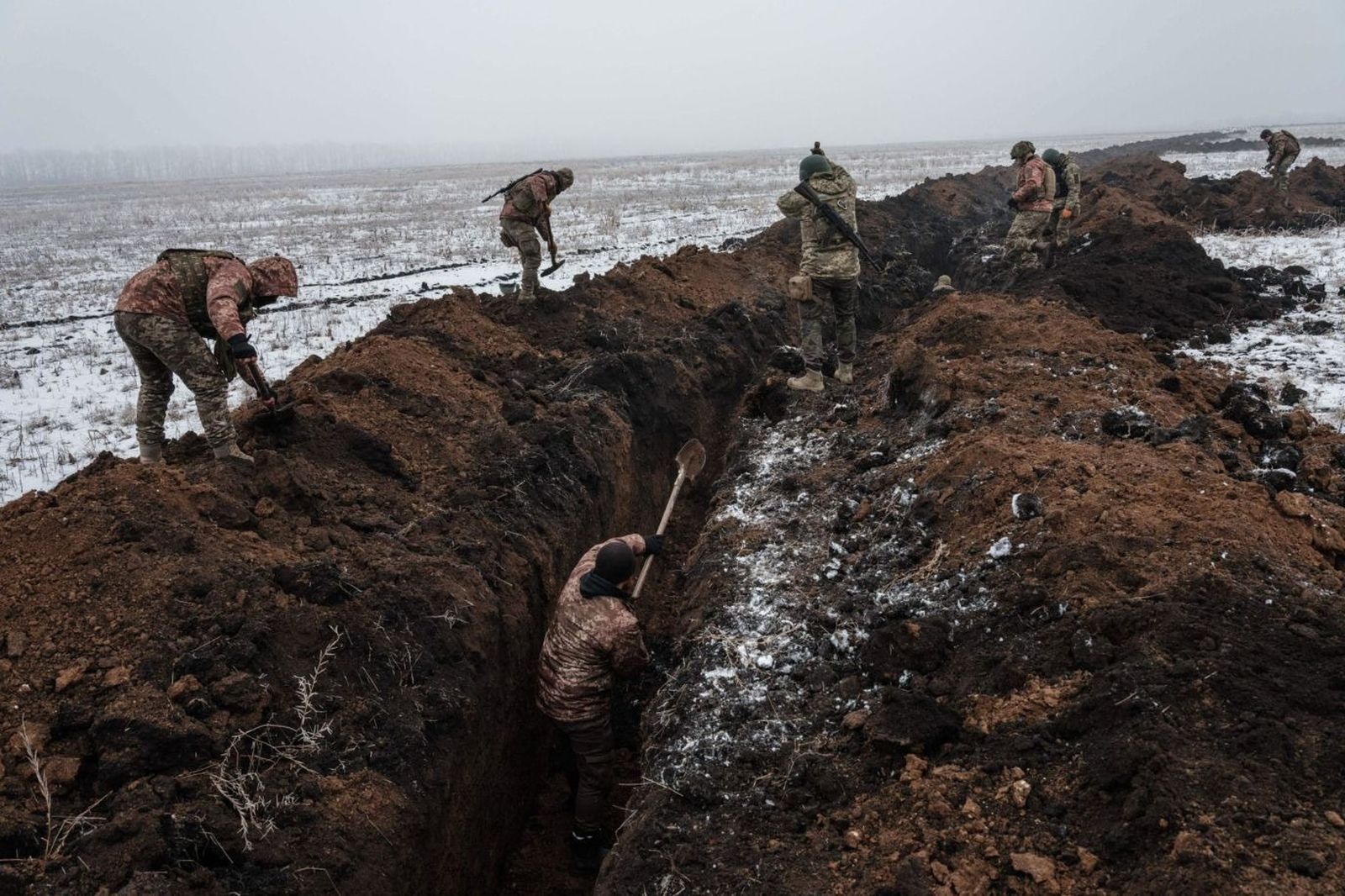 Украинские военные роют окопы под Бахмутом. 1 февраля / Yasuyoshi Chiba / AFP / Getty Images / Atlantic