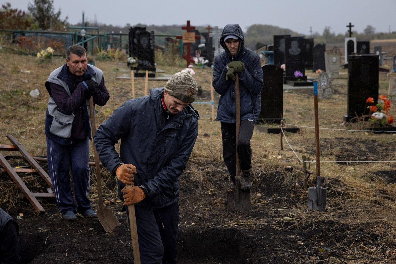 Жители Грозы копают новые могилы на кладбище. 7 октября / Thomas Peter / Reuters