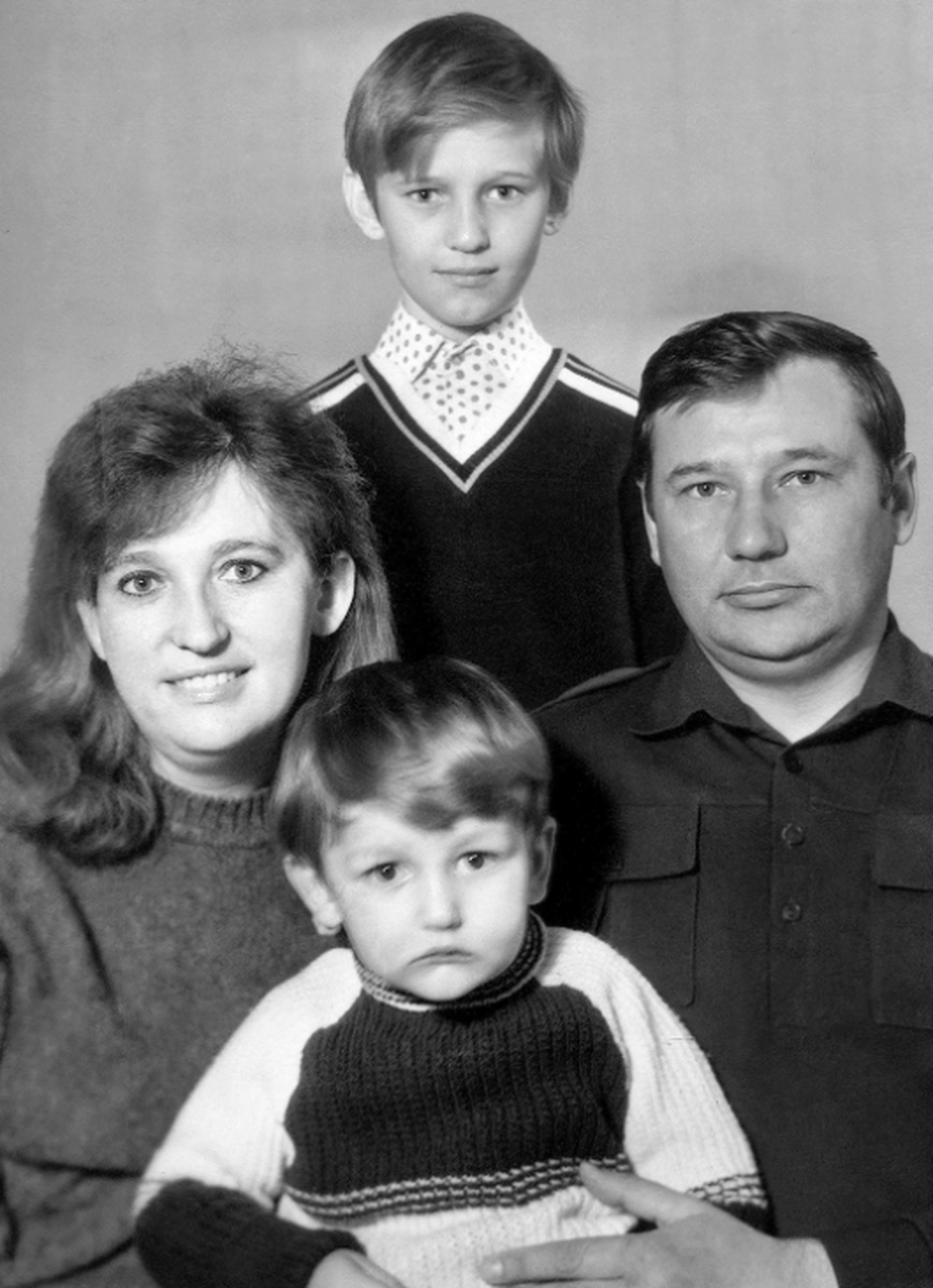 Родители Алексея Навального поженились в 1975 году. Его мать, Людмила Ивановна Навальная, работала экономистом на гражданских предприятиях или, при отсутствии таковых поблизости, бухгалтером в военной части. Отец, Анатолий Иванович Навальный, был офи