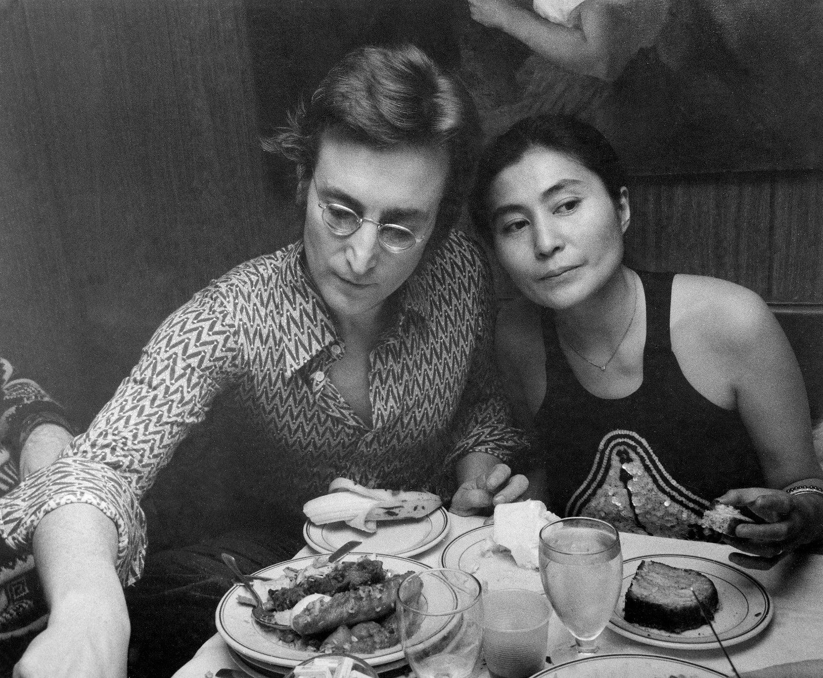 Джон Леннон и Йоко Оно ужинают в Германии, 1972 год / Фото: Неизвестный автор 
