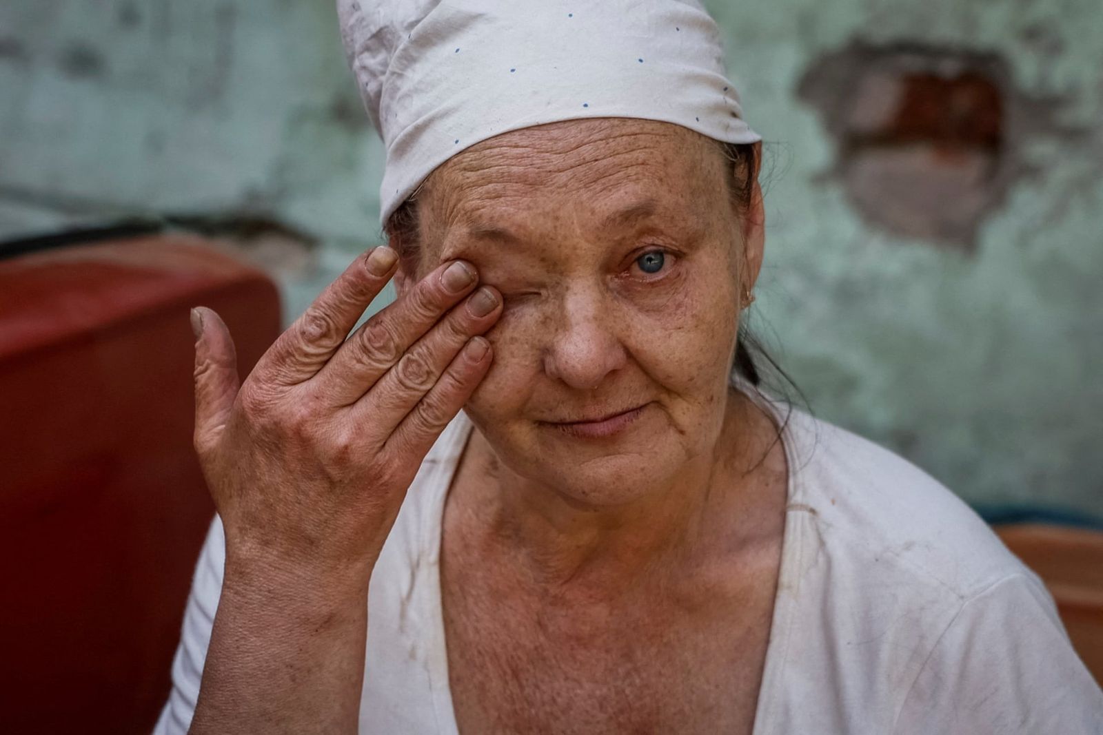 56-летняя Наталья ожидает эвакуации из города Торецк, расположенного недалеко от линии фронта в Украине. 5 июля / Alina Smutko / Reuters