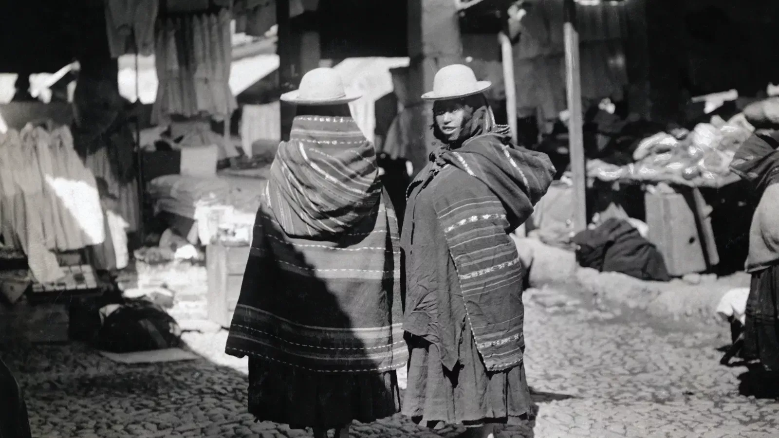 Две женщины разговаривают на рынке в Ла-Пасе, Боливия, 1909