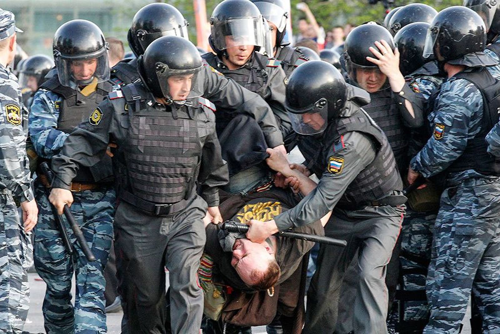 После разогнанного митинга на десятки демонстрантов завели уголовные дела за насилие, примененное к полицейским, однако большинство фотосвидетельств говорит о том, что насилие применялось в первую очередь к протестующим / Татьяна Макеева, Reuters После разогнанного митинга на десятки демонстрантов завели уголовные дела за насилие, примененное к полицейским, однако большинство фотосвидетельств говорит о том, что насилие применялось в первую очередь к протестующим / Татьяна Макеева, Reuters