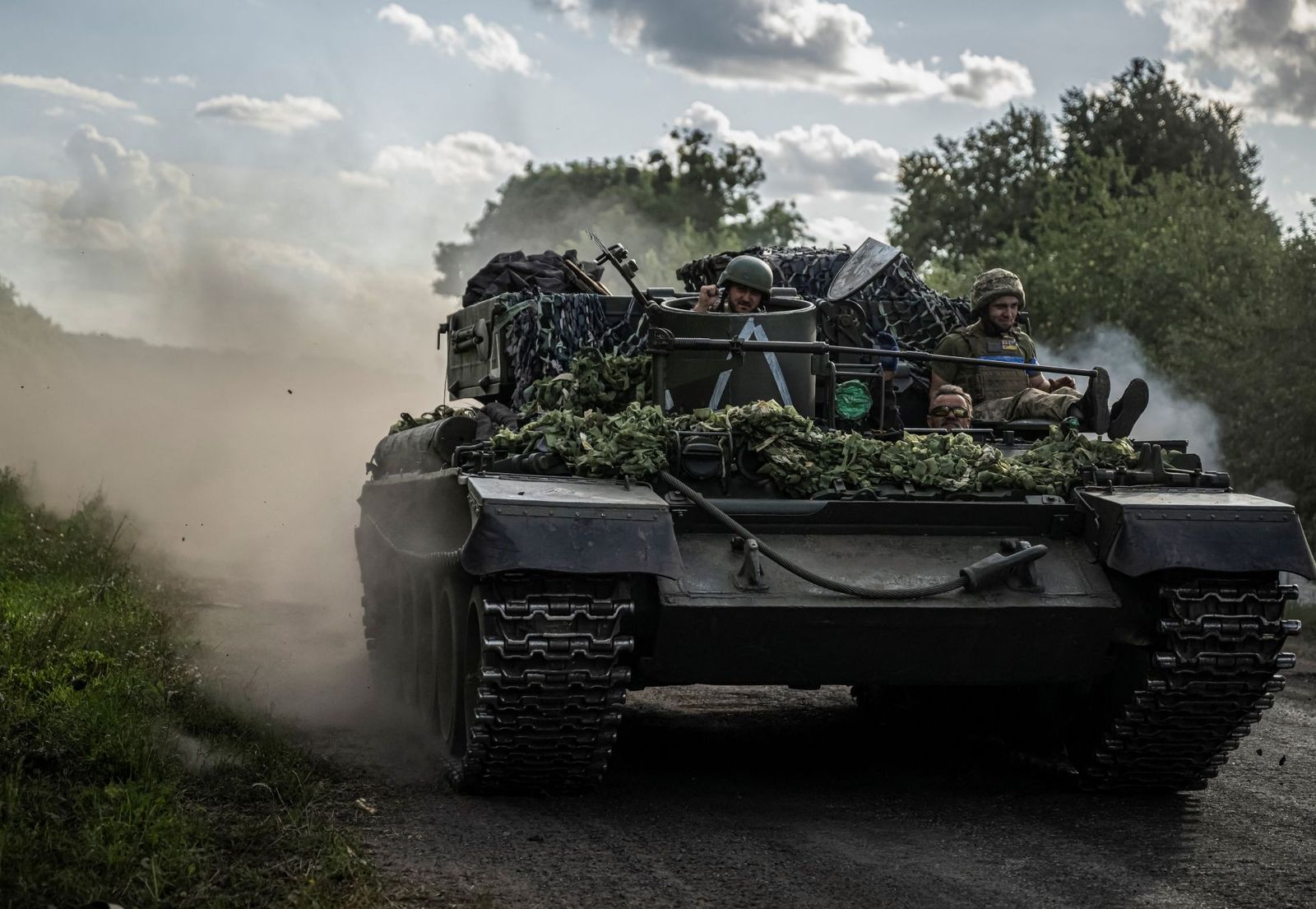 Украинская бронетехника возле границы с Россией в Сумской области. 11 августа / Viacheslav Ratynskyi / Reuters / Scanpix / LETA 