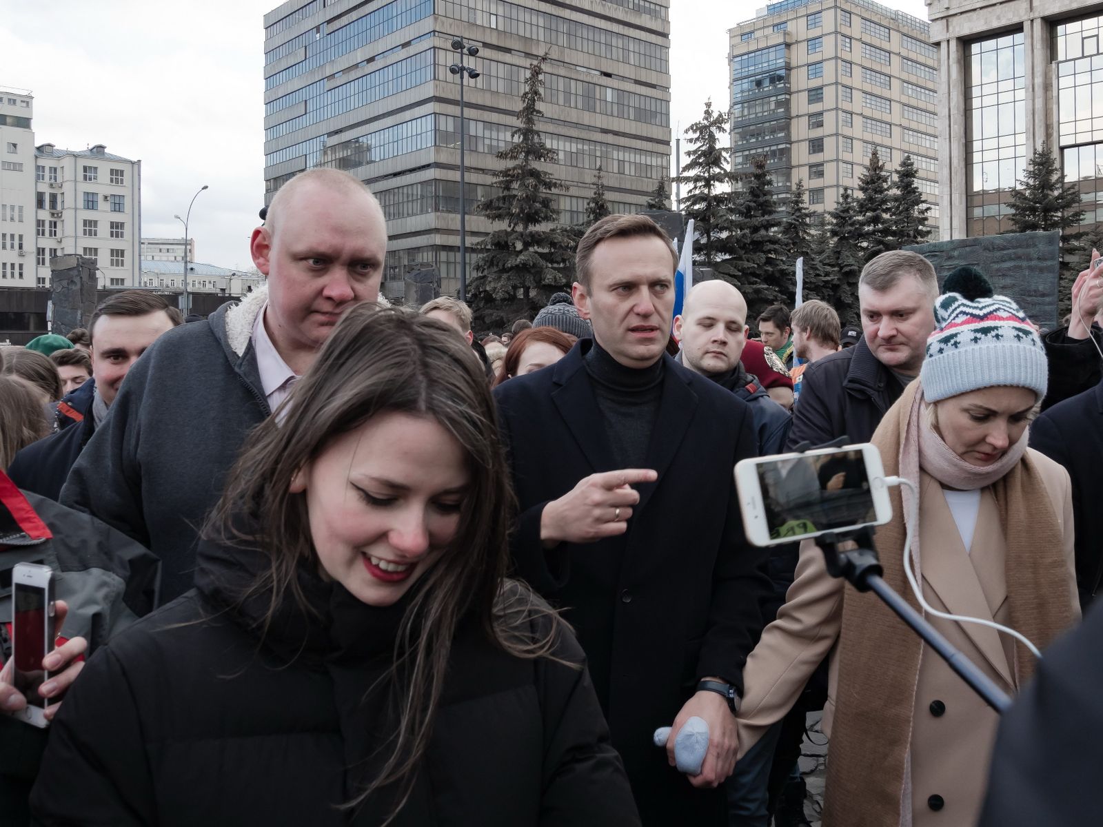 «Чтобы получить хороший портрет политика Алексея Навального, пришлось следовать неотрывно за колонной, не упуская героя из объектива, пробираться через участников марша, журналистов и оцепление, ждать удачного освещения, ловить нужную композицию и по