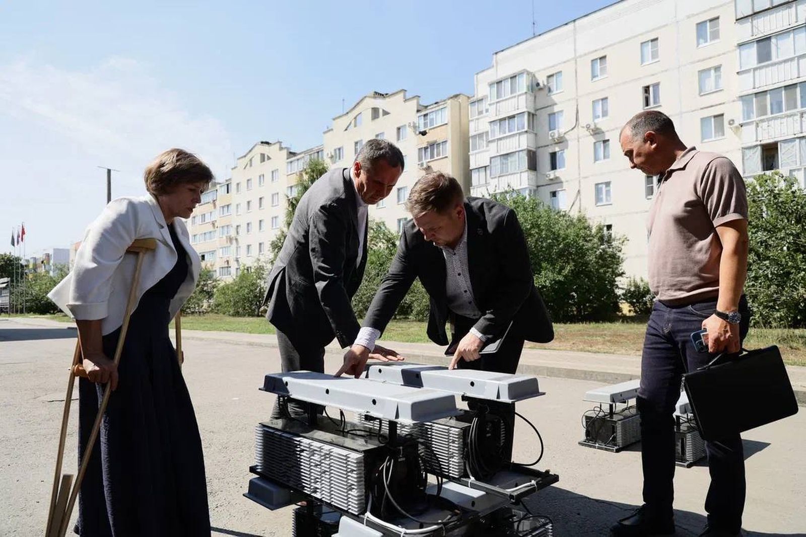 Губернатор Белгородской области Вячеслав Гладков (второй слева) принимает от «Народного фронта» средства радиоэлектронной борьбы, которые установят на пассажирские автобусы в приграничных с Украиной районах. 21 августа / Телеграм-канал Вячеслава Глад