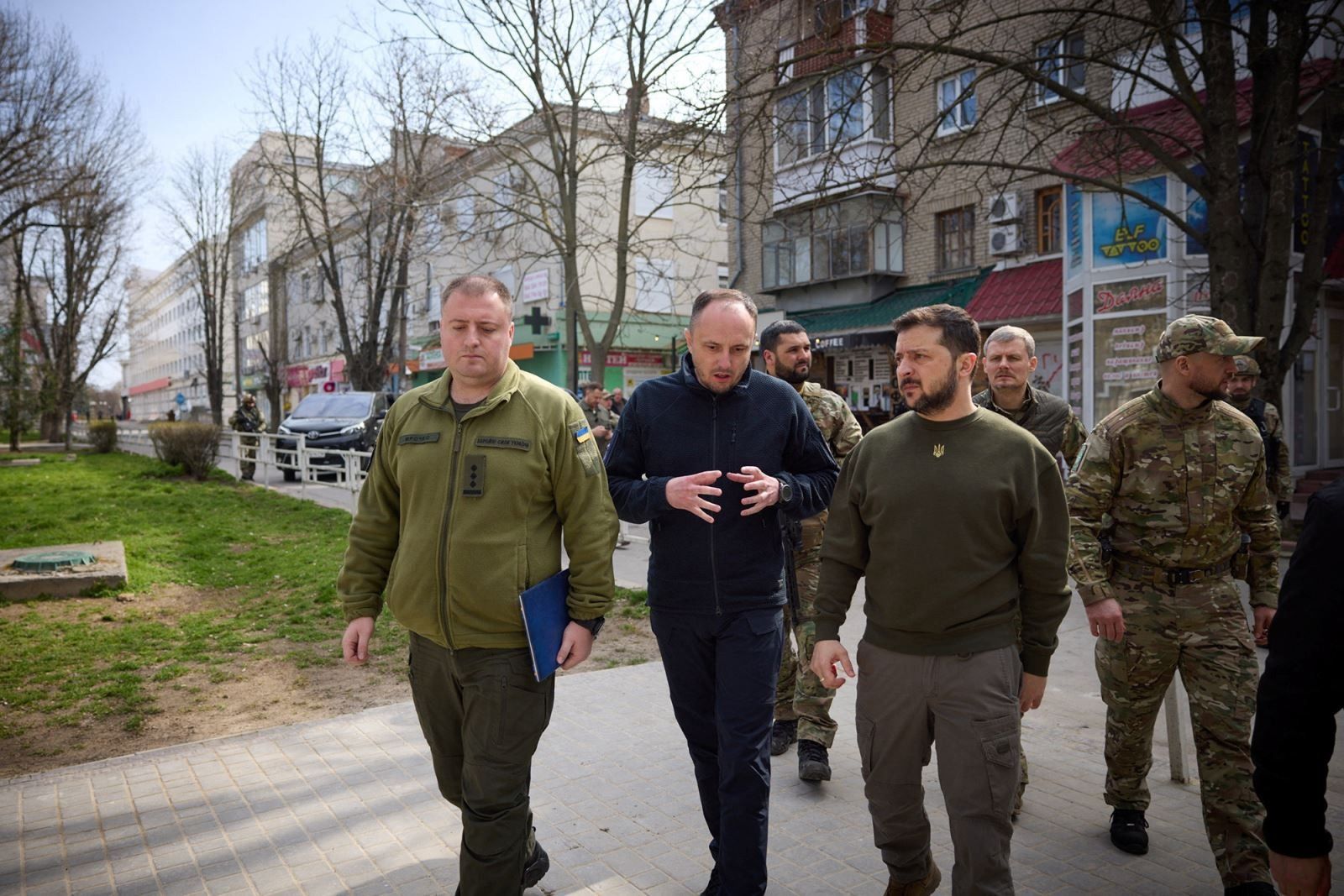 Владимир Зеленский во время визита в Херсонскую область, в ходе которого обсуждалась возможность возобновления электроснабжения в населенных пунктах Херсона. 23 марта / Reuters / Ukrainian Presidential Press Service