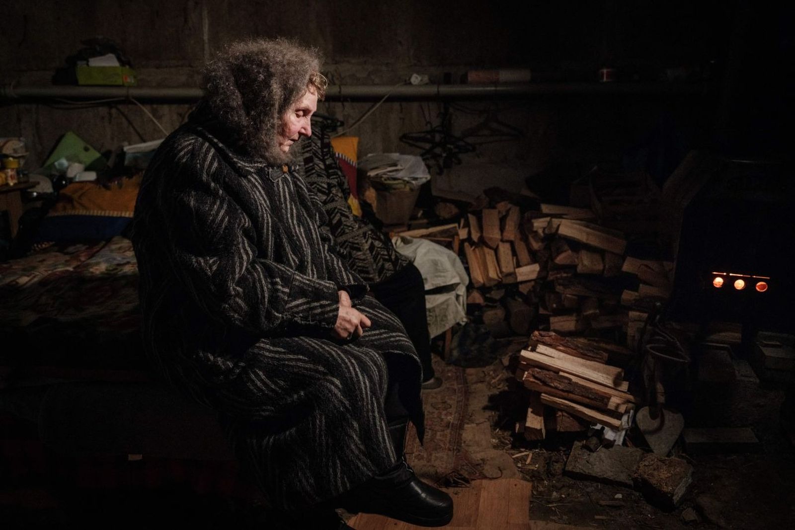 71-летняя Любовь Степанова живет в подвале своего многоквартирного дома с еще примерно 20 людьми во время российский обстрелов в Авдеевке. 8 февраля / Yasuyoshi Chiba / AFP / Getty Images / CNN