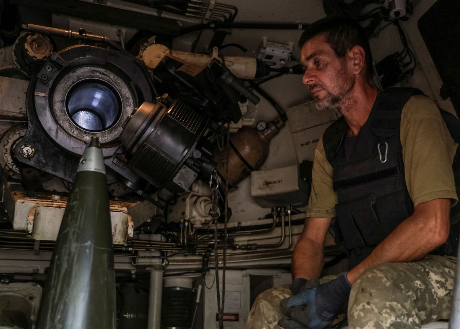 Подготовка к удару из САУ M109 в Донецкой области: военнослужащий ВСУ рядом со снарядом калибра 155 миллиметров. 23 сентября / Oleksandr Ratushniak / Reuters / Scanpix / LETA / Meduza