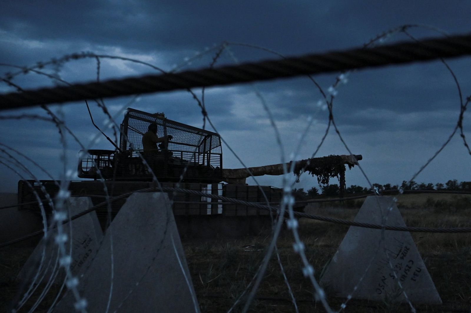Украинский солдат принимает участие в военных учениях вблизи линии фронта в Запорожье. 22 июля / Reuters