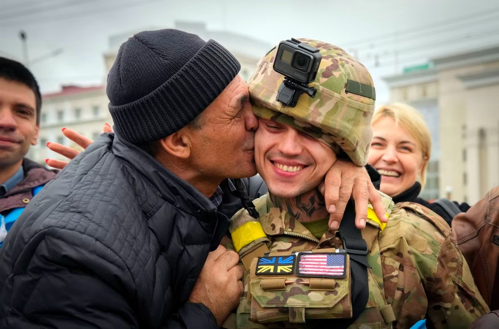 Местный житель целует украинского военного после освобождения Херсона. 13 ноября / Efrem Lukatsky / AP / Atlantic