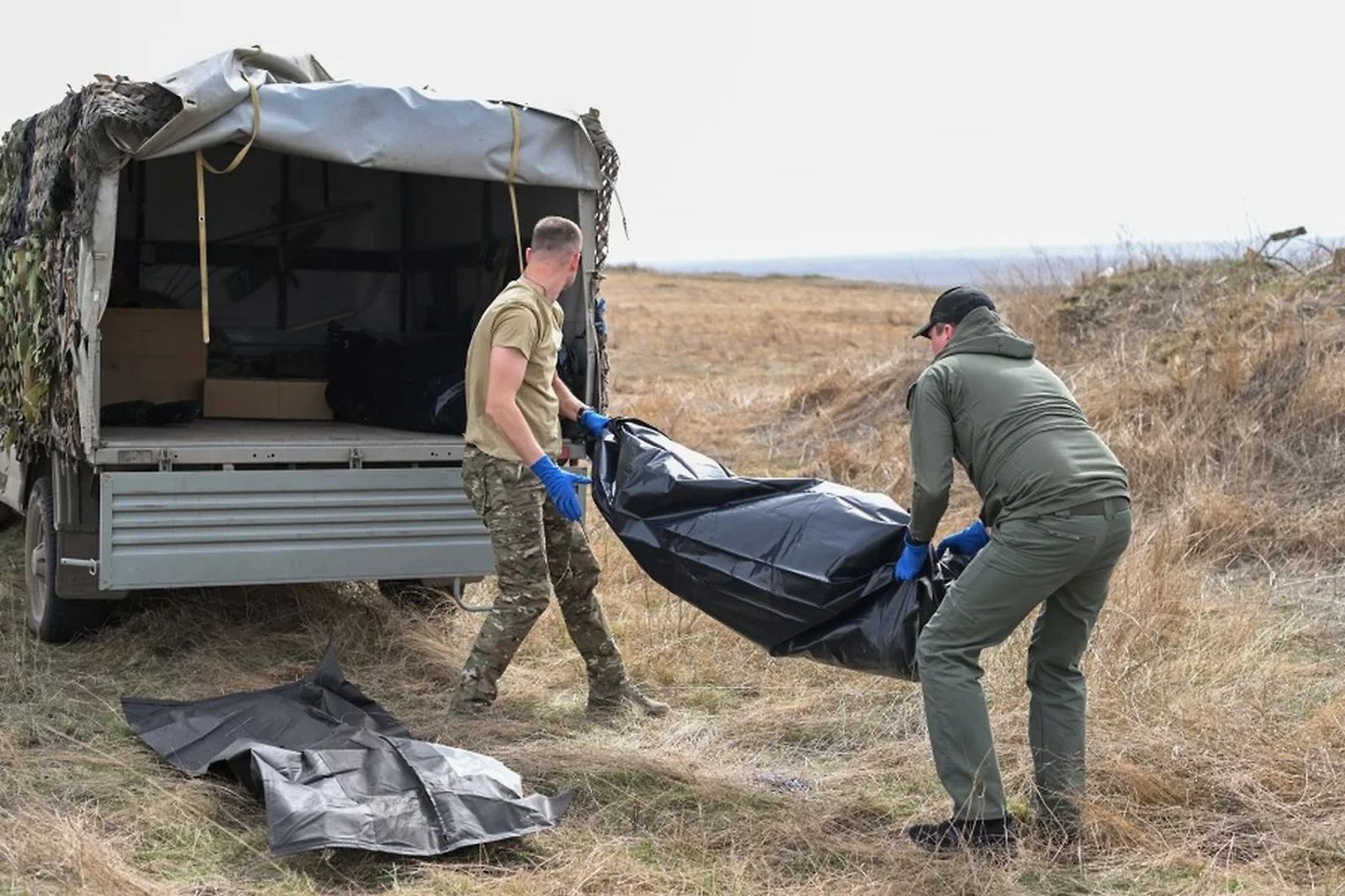 Волонтеры-поисковики Луганска собирают тела солдат ВСУ для дальнейшего обмена погибшими. России вернули тела 23 погибших на СВО военных, сообщил РБК депутат Госдумы Шамсаил Саралиев. Украина получила тела 99 погибших военнослужащих, заявил координаци