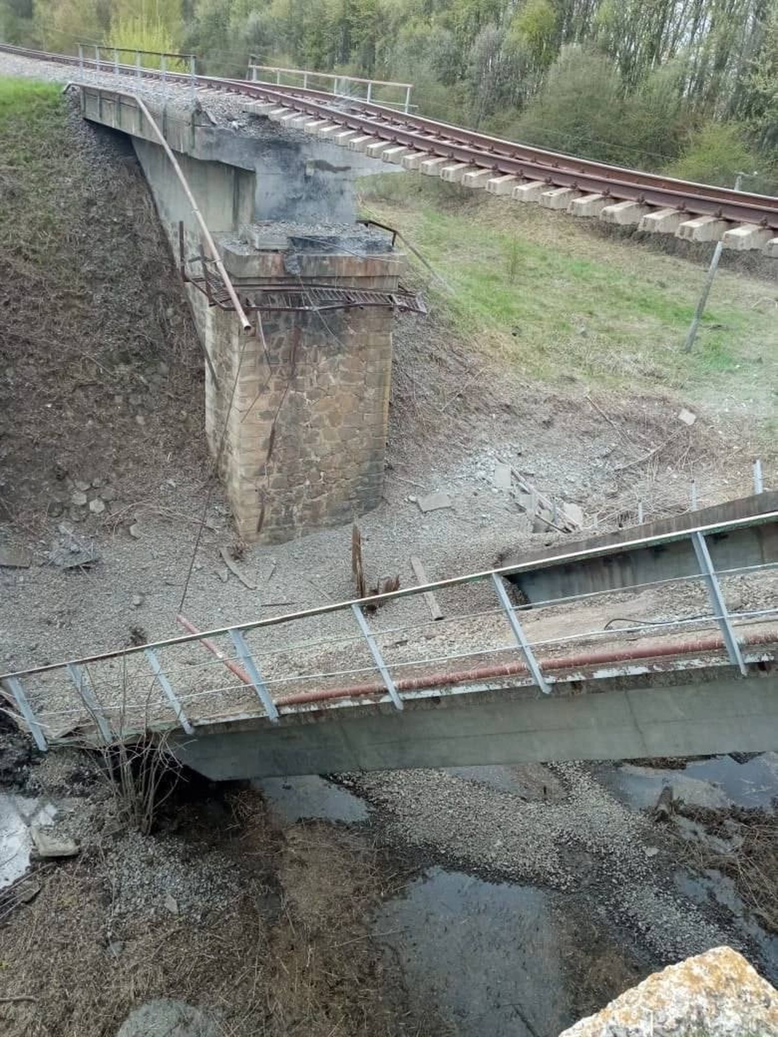 Взорванный мост в Курской области. По словам губернатора Романа Старовойта, взрыв стал последствием диверсии. Разрушение инфраструктуры глава региона назвал «частичным». Железнодорожная ветка использовалась для передвижения товарных составов. Уже 4 м