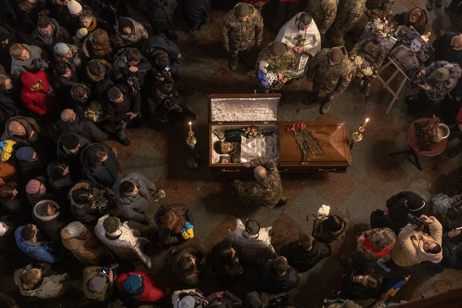 Жители Киева прощаются с украинским поэтом и военнослужащим Максима Кривцова в Михайловском Златоверхом монастыре. Мужчина погиб в бою с российскими войсками. 11 января / Roman Pilipey / AFP