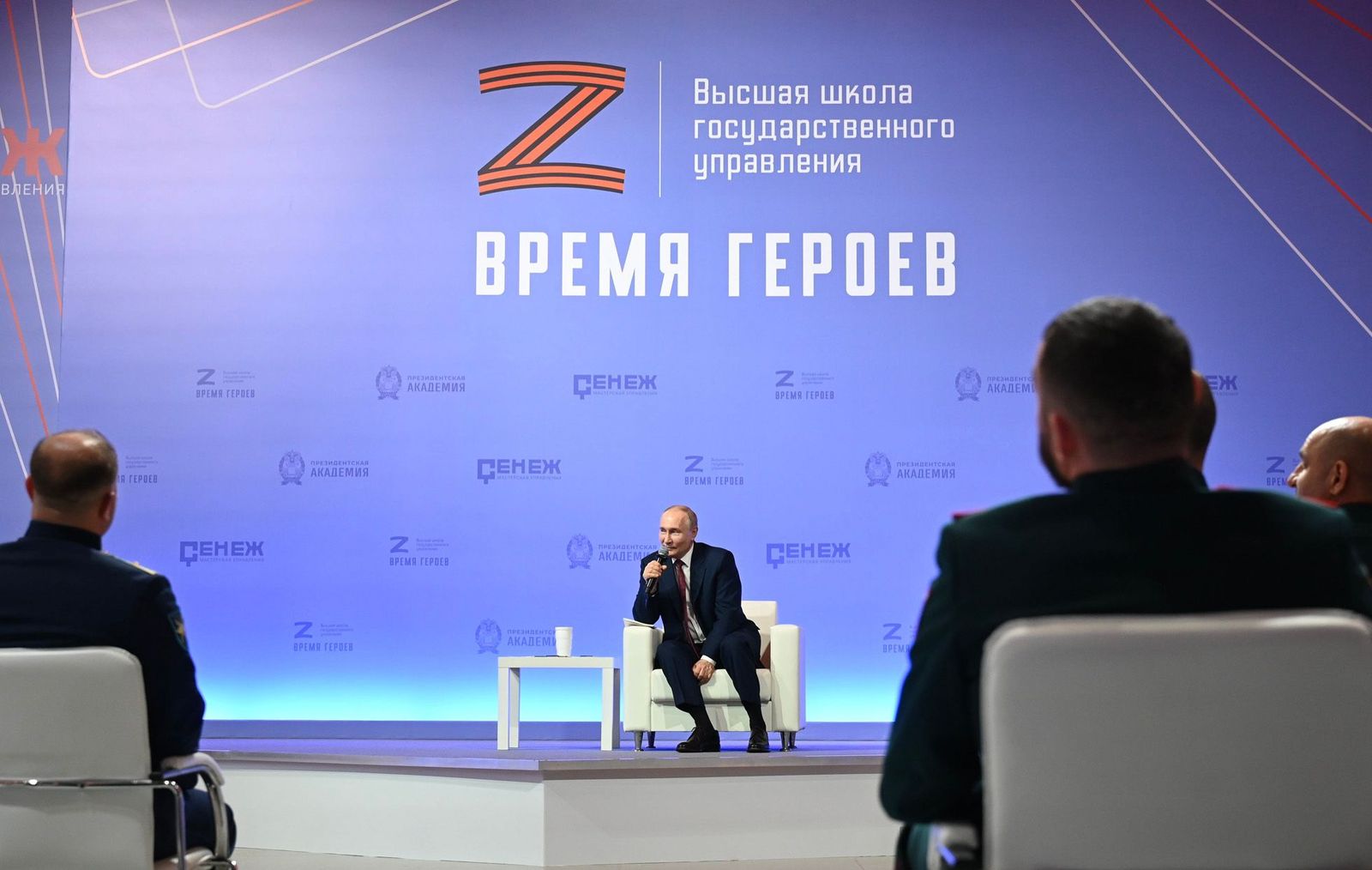 Владимир Путин на встрече с участниками программы «Время героев». Она позиционируется как аналог «школы губернаторов» и конкурса «Лидеры России» для участников «СВО», которых Путин называет «подлинной, настоящей элитой» страны: после обучения они, ка