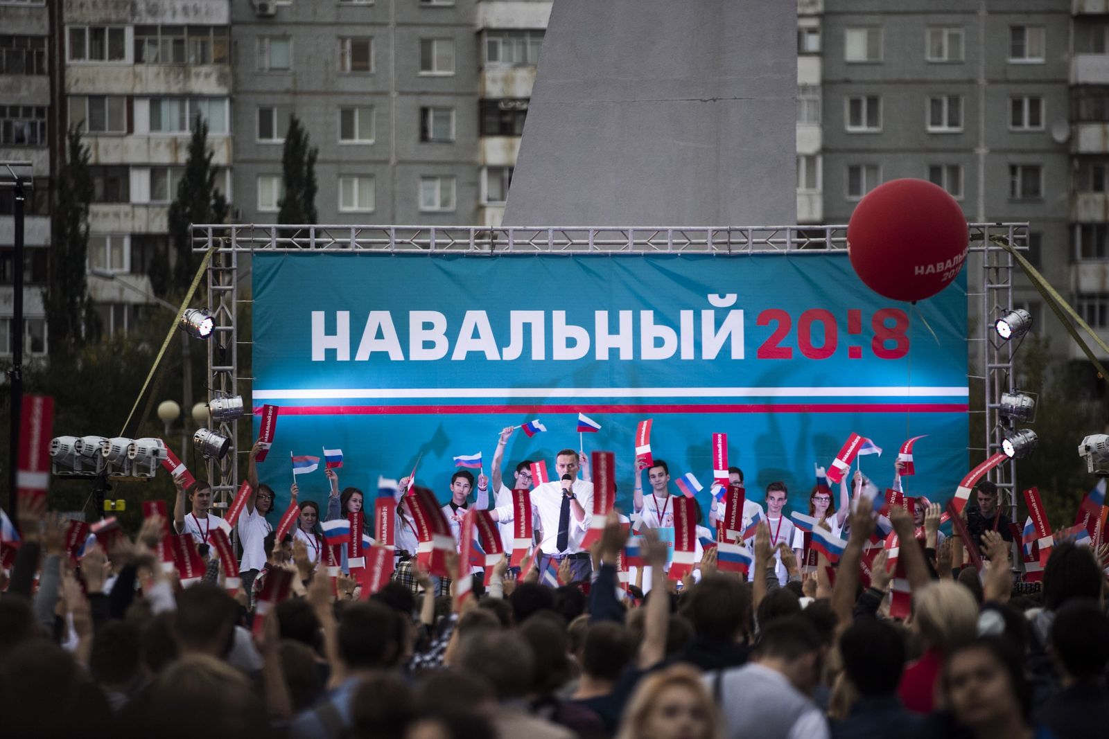 Осенью 2017-го штаб Навального начал проводить публичные митинги, собирая тысячи человек, — часто эти демонстрации становились самыми большими протестными акциями в истории городов. Омск, 17 сентября 2017 года / Евгений Фельдман