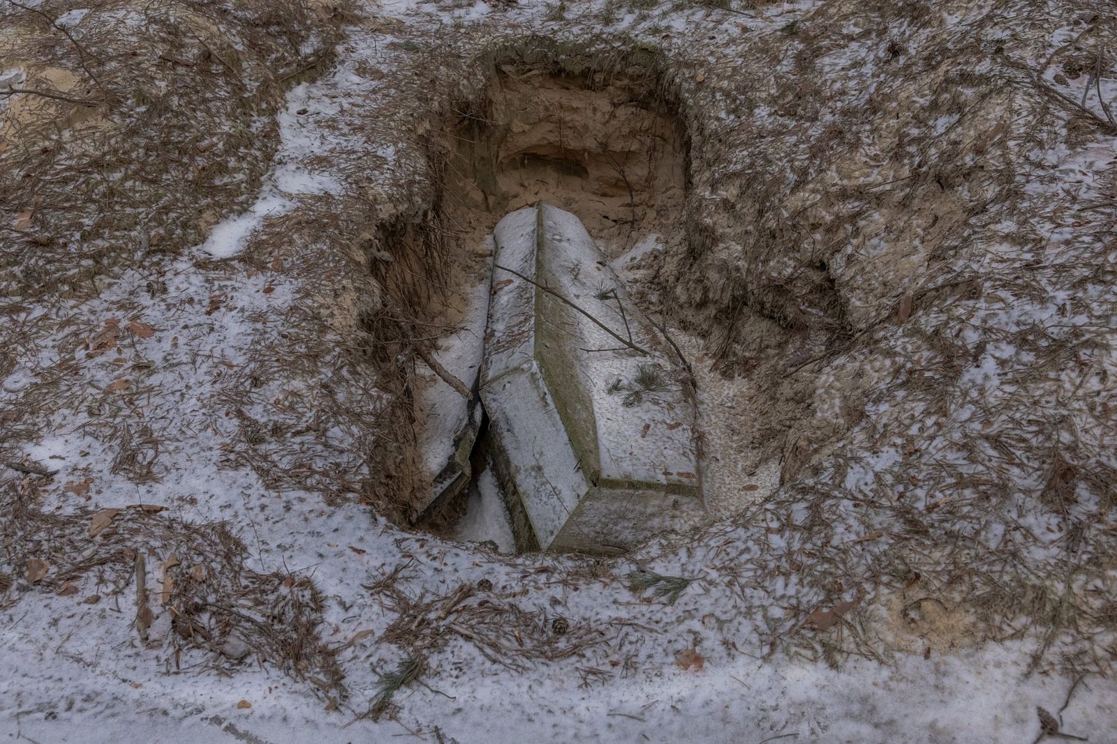 Фотография гроба после эксгумации тел в братской могиле, вырытой во время российской оккупации. После освобождения Изюма в сентябре 2022 года в лесу недалеко от города было обнаружено захоронение с более чем 440 телами. 24 января / Roman Pilipey / AF