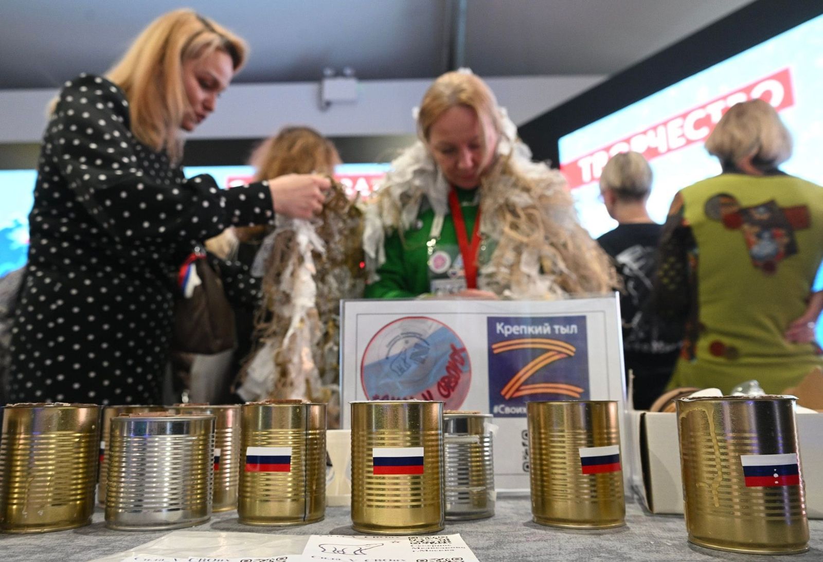 Участники мастер-класса на форуме «Россия» делают траншейные свечи из жестяных банок. 18 января / Кирилл Каллиников / Sputnik