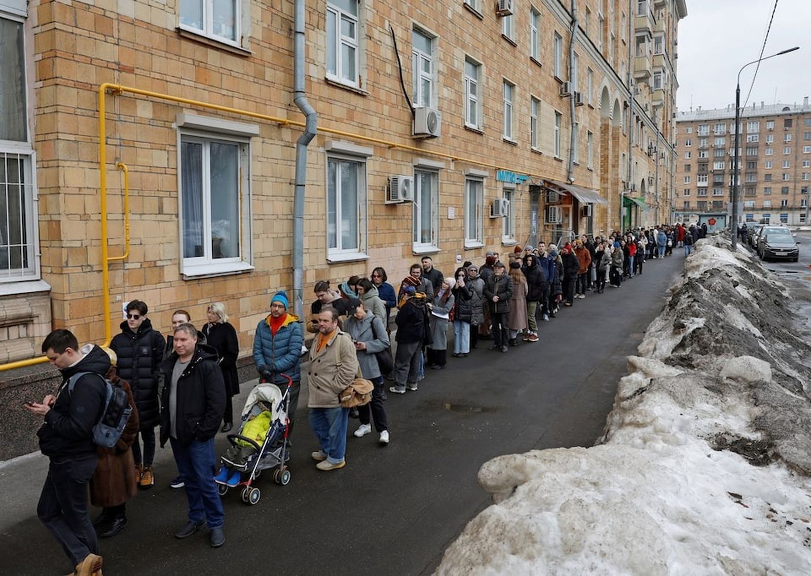 Люди стоят в очереди на избирательный участок в последний день президентских выборов в Москве. 17 марта / Максим Шеметов/ REUTERS