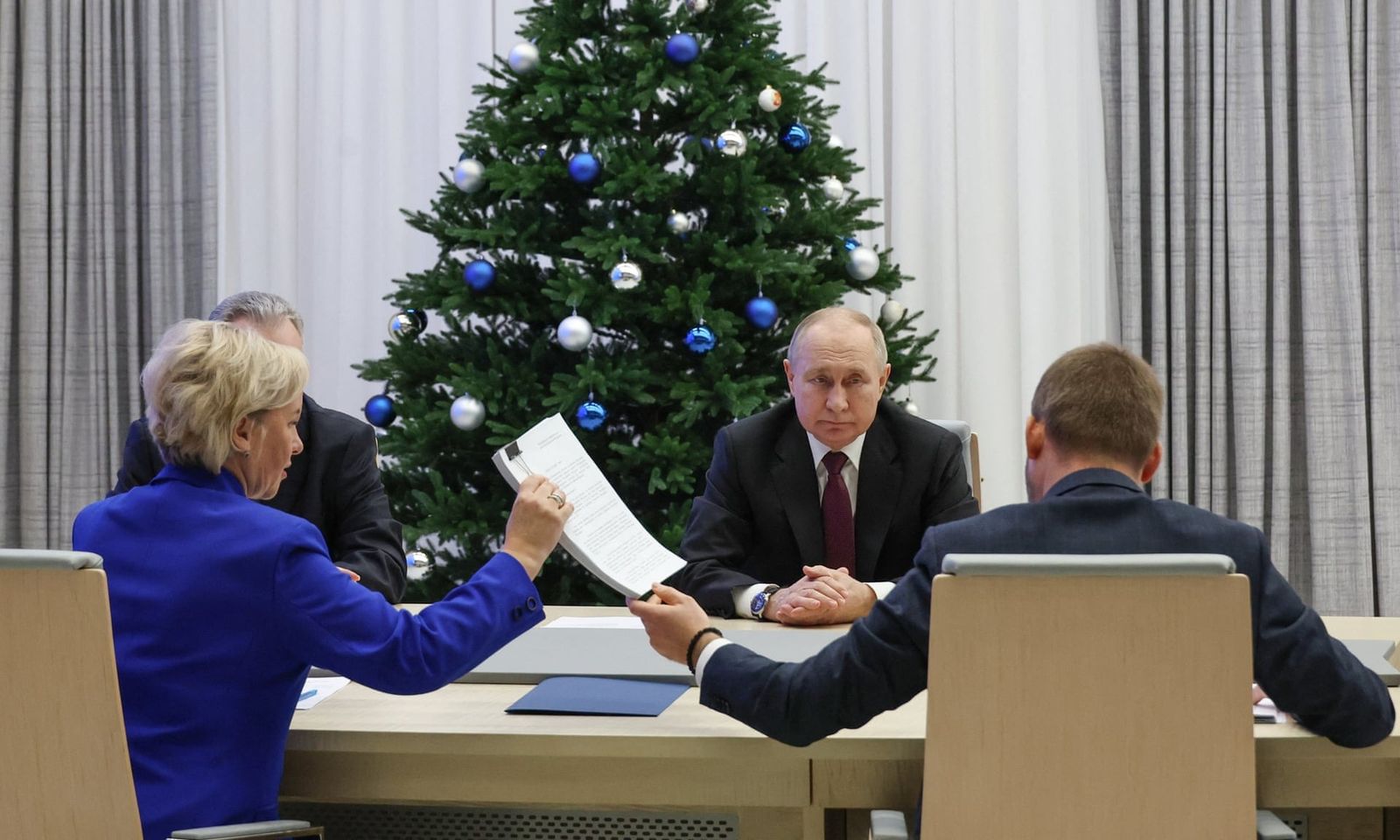 Владимир Путин подает документы для регистрации в качестве кандидата в президенты РФ в ЦИК. В этом году действующий президент решил выступить в качестве самовыдвиженца. Для регистрации ему нужно собрать 300 тысяч подписей. 18 декабря /  Mikhail Klime