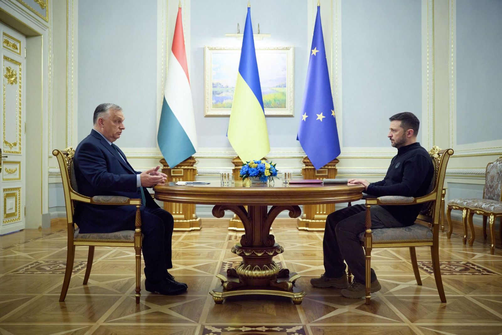 Премьер-министр Венгрии Виктор Орбан и президент Украины Владимир Зеленский на переговорах в Киеве, в ходе которых Орбан предложил прекратить огонь на той линии соприкосновения с российскими войсками, которая есть на данный момент. 2 июля / Пресс-слу