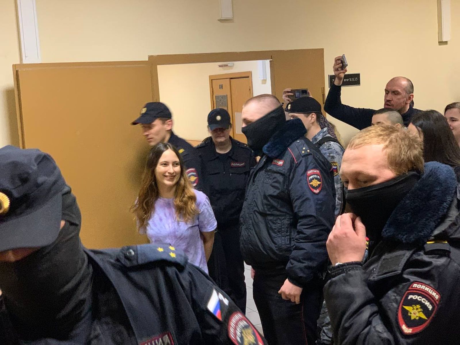 Конвой заводит в зал суда активистку Сашу Скочиленку, обвиняемую в дискредитации российской армии за ценники в супермаркете. 17 февраля / Медиазона