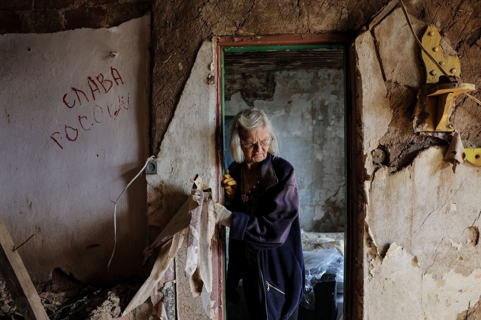 60-летняя Ирина — жительница села Долгенькое Харьковской области — после возвращения в свой разрушенный дом. Долгенькое находится примерно в 20 километрах от Изюма — города, который российские войска оккупировали 1 апреля 2022-го. В сентябре того же 