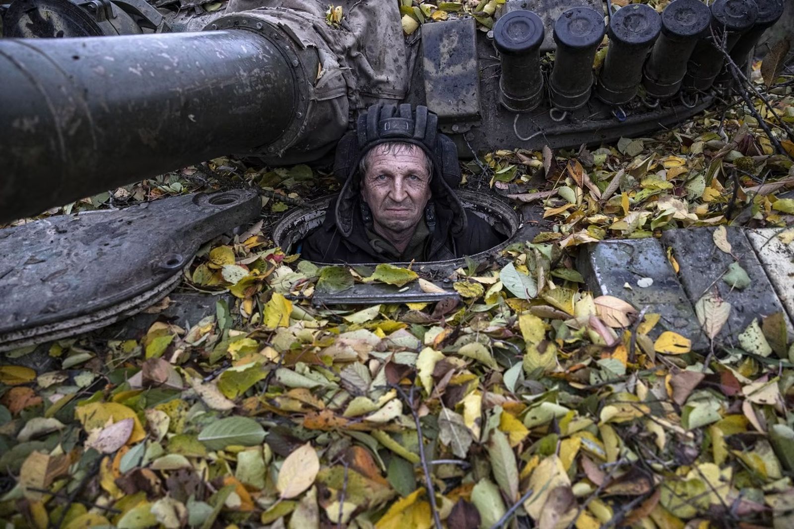 Украинский солдат выглядывает из танка во время патрулирования города Бахмут, где происходят ожесточенные бои. 27 октября / Metin Aktas / Anadolu Agency / Getty Images / Atlantic