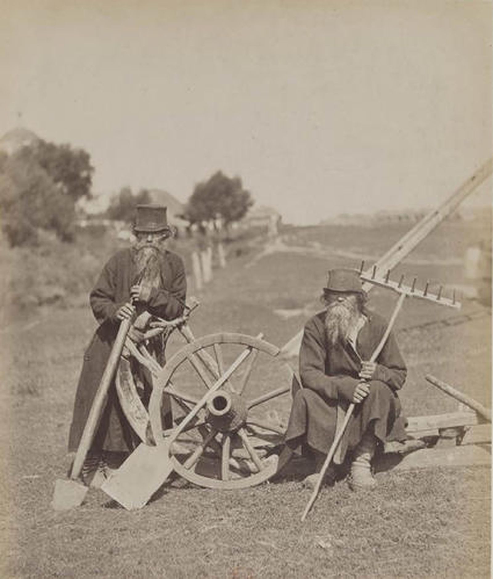 Фотография французского фотографа Жана Рауля, на которой запечатлены русские крестьяне. 1870-е годы / Фото: https://spbcult.ru Фотография французского фотографа Жана Рауля, на которой запечатлены русские крестьяне. 1870-е годы / Фото: https://spbcult.ru