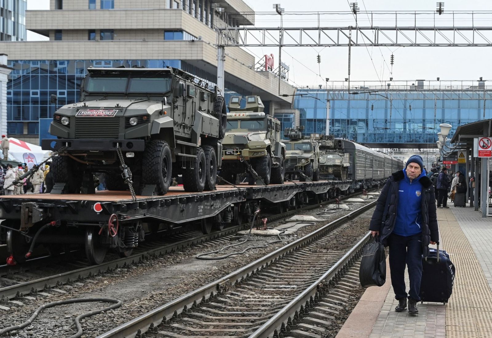  Агитпоезд «Сила в правде» на вокзале Ростова-на-Дону. В рамках «агитационно-пропагандистской акции», проводимой Минобороны РФ с 23 февраля до 9 мая, поезд движется от Москвы до Владивостока и должен сделать 75 остановок в 67 регионах России. Жителям