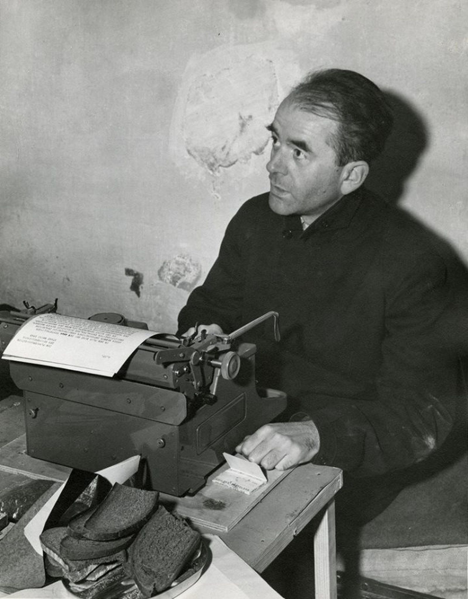 Шпеер в своей камере во время Нюрнбергского процесса, 1945 / Библиотека Гарвардской школы права Шпеер в своей камере во время Нюрнбергского процесса, 1945 / Библиотека Гарвардской школы права