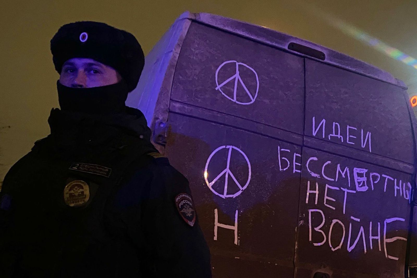 Полицейский у Борисовского кладбища и надпись «идеи бессмертны, нет войне» на грязи фургона. 1 марта / «Медуза»