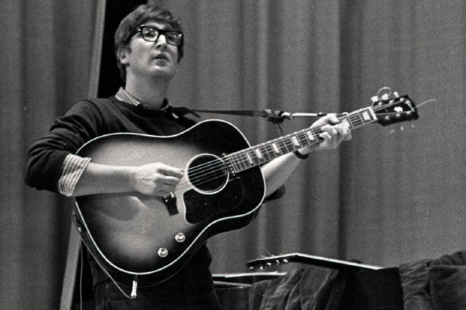Джон Леннон репетирует в 1963 году. В руке гитара Gibson J-160E / Фото: Неизвестный автор