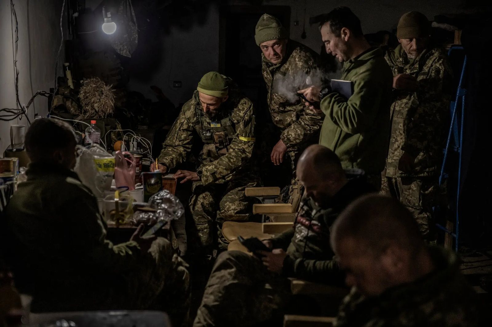 Укрывающиеся в укреплениях украинские военные совещаются по вопросу операции в Бахмуте. За город ведутся тяжелые бои между ВСК и пророссийскими войсками, среди которых большую роль играют наёмники из ЧВК «Вагнер». 5 ноября / Finbarr O’Reilly / The Ne