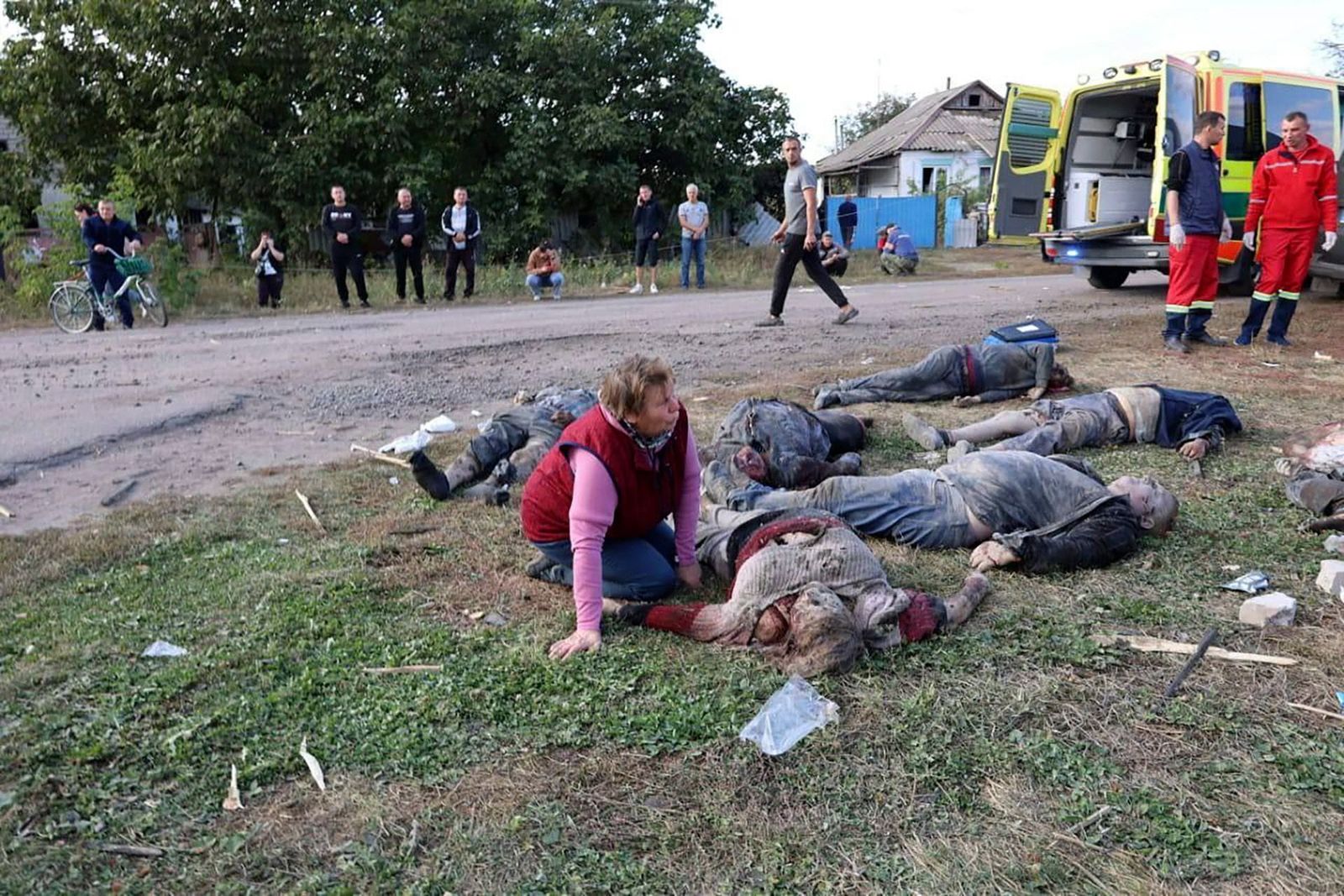 Жительница Грозы плачет у тел погибших в результате ракетного удара по сельскому кафе, где по последним данным погибли 59 человек. 5 октября / Пресс-служба президента Украины / AP Photo