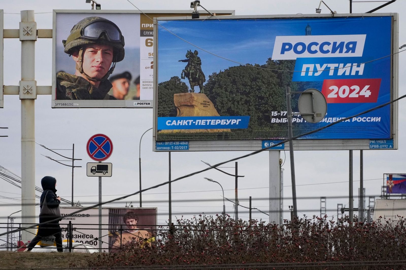 На улицах российских городов, в том числе в Санкт-Петербурге, предвыборная агитация соседствует с плакатами, призывающими россиян на военную службу по контракту. 11 / марта Дмитрий Ловецкий / AP / Scanpix / LETA
