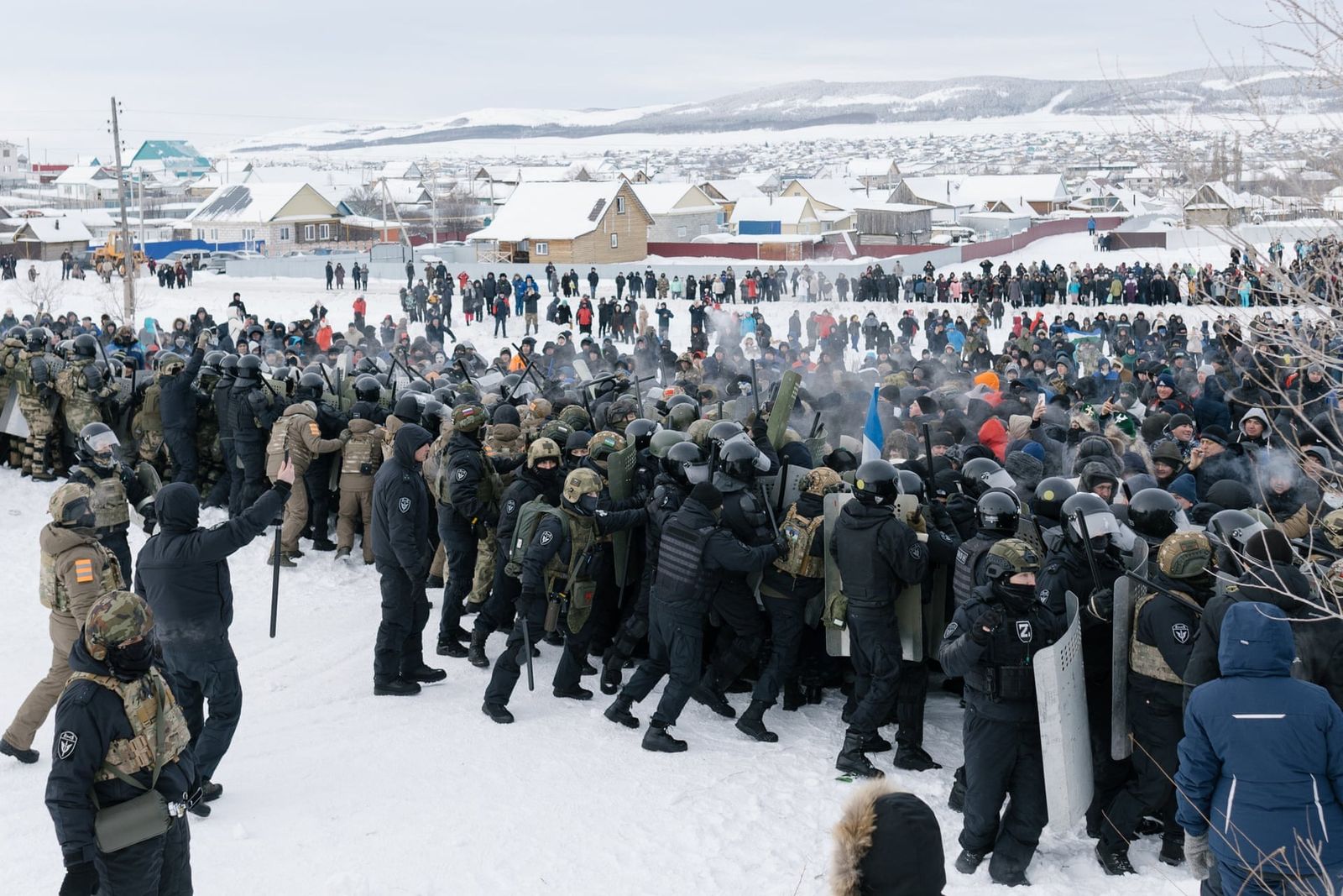 Столкновение протестующих и ОМОНа в городе Баймак в Башкортостане. Жители собрались после того, как суд приговорил местного активиста к четырем годам лишения свободы. Фаиль Алсынов боролся против добычи золота в Уральском регионе и выступал за защиту