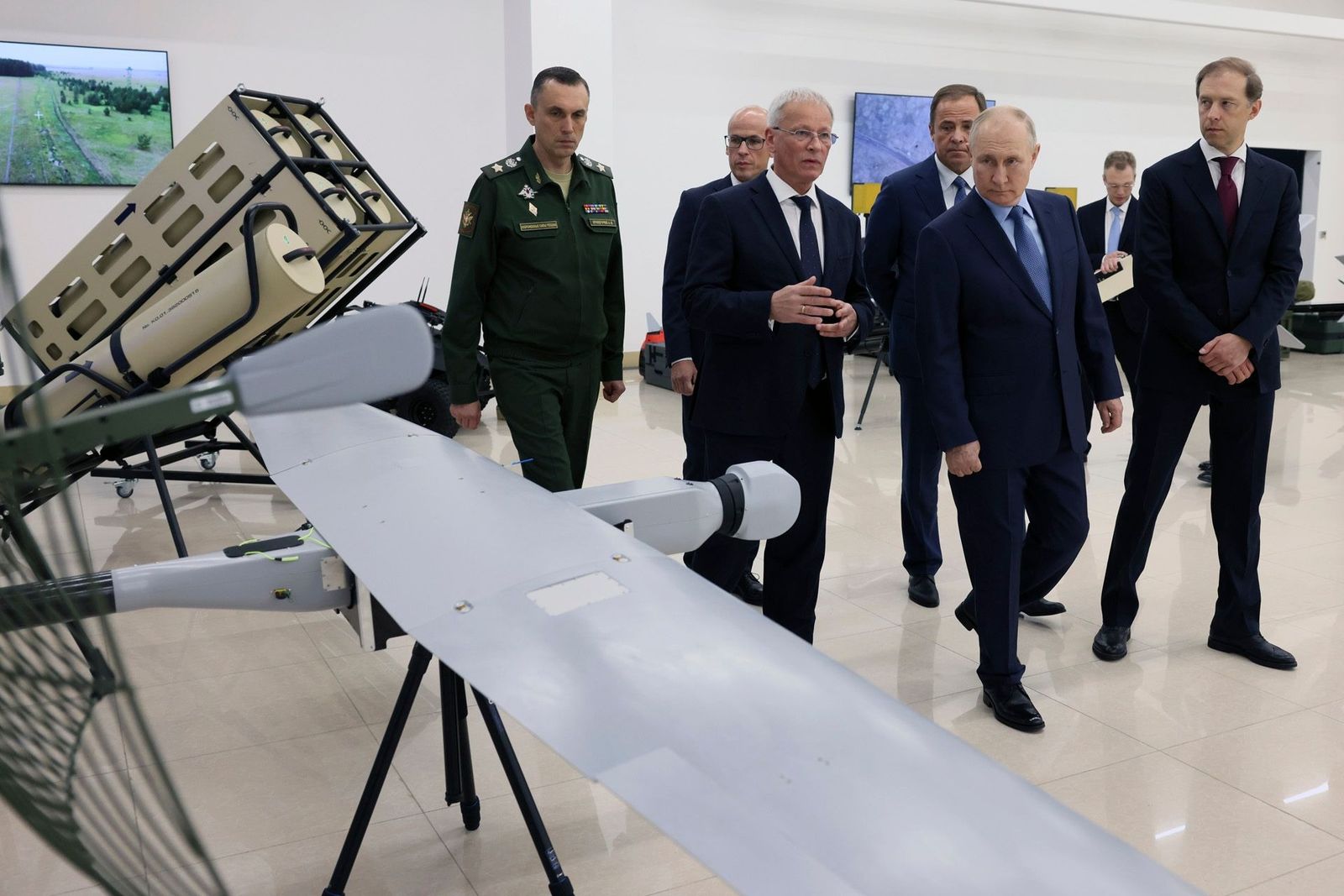 Владимир Путин 19 сентября посетил предприятие «Аэроскан» в Ижевске, которое специализируется на разработке и производстве беспилотников. Вместе с главным конструктором «Аэроскана» Александром Захаровым президент РФ осмотрел новейшие образцы дронов и