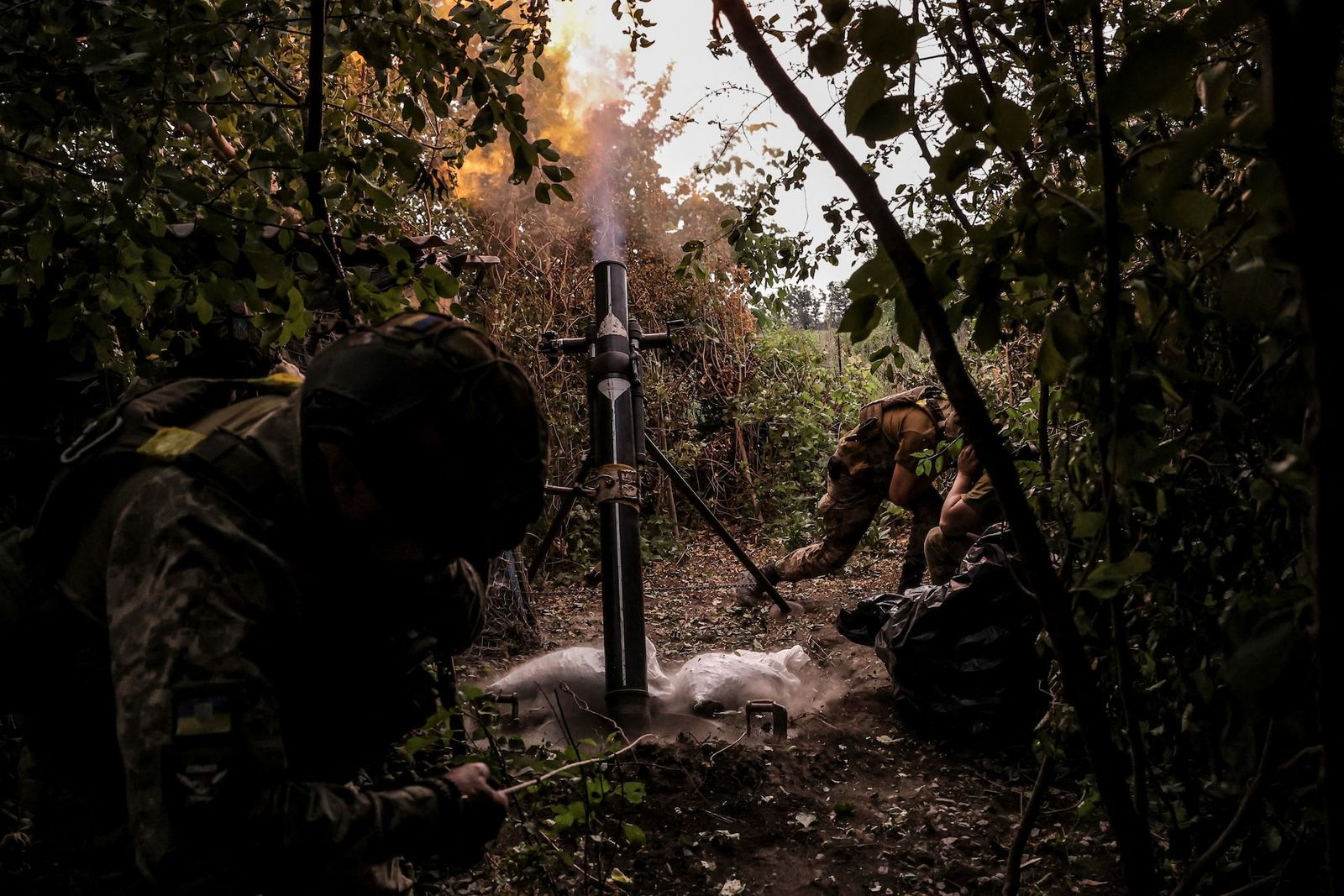 Украинские военнослужащие ведут огонь из 120-мм миномета на линии фронта в районе города Часов Яр в Донецкой области. 15 июня / Oleg Petrasiuk / 24th King Danylo Separate Mechanized Brigade