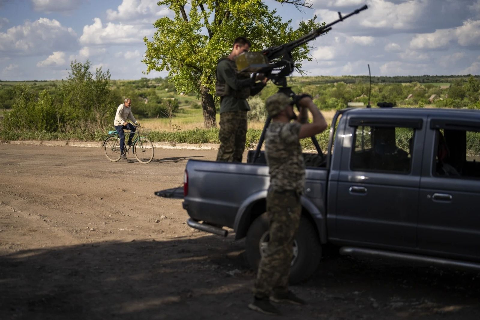 Местный житель проезжает на велосипеде мимо подразделения украинской армии по борьбе с беспилотниками в Авдеевском направлении. 6 мая / Francisco Seco / AP Photo
