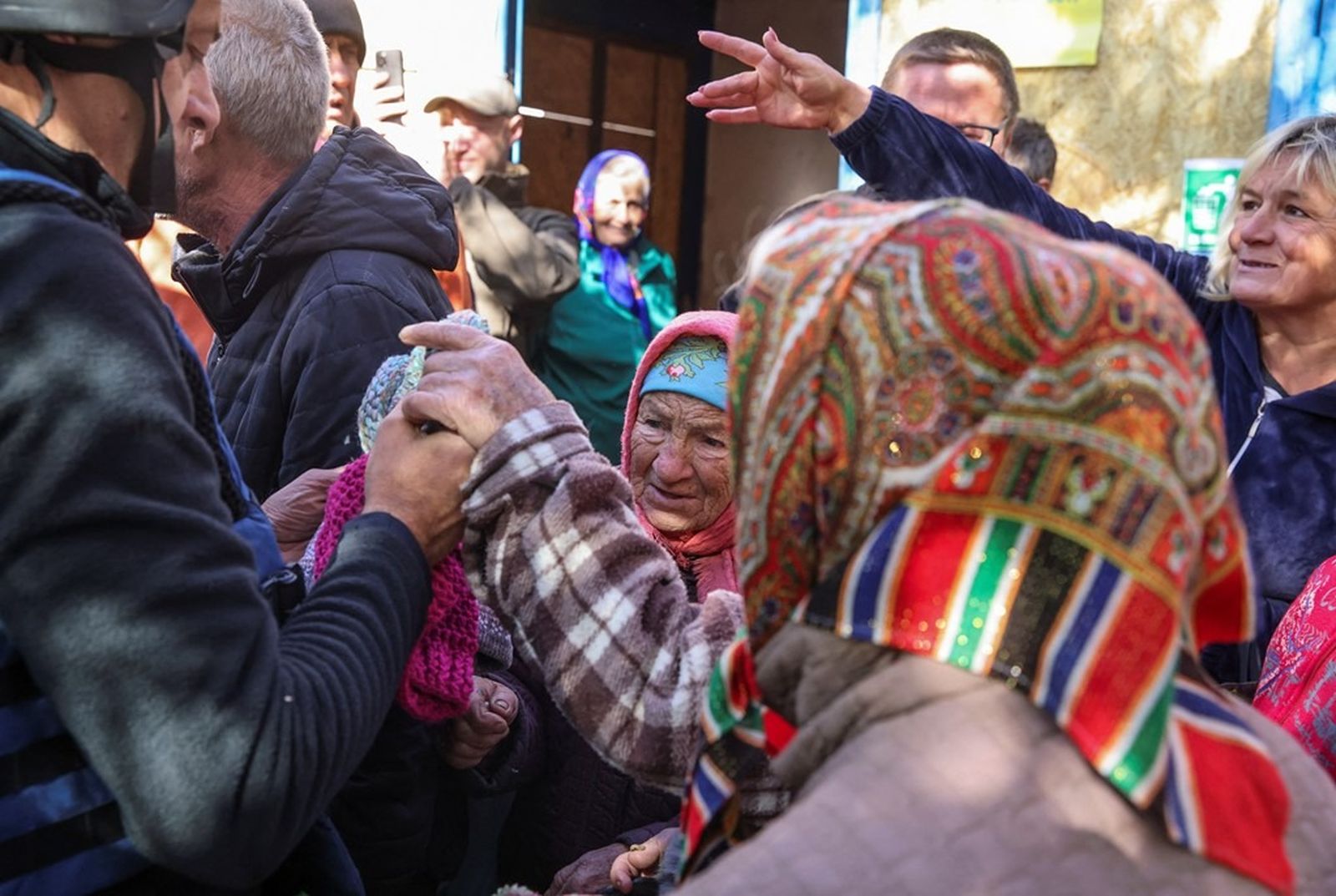 Мирные жители получают гуманитарную помощь в Донецкой области. 19 октября / Sky News