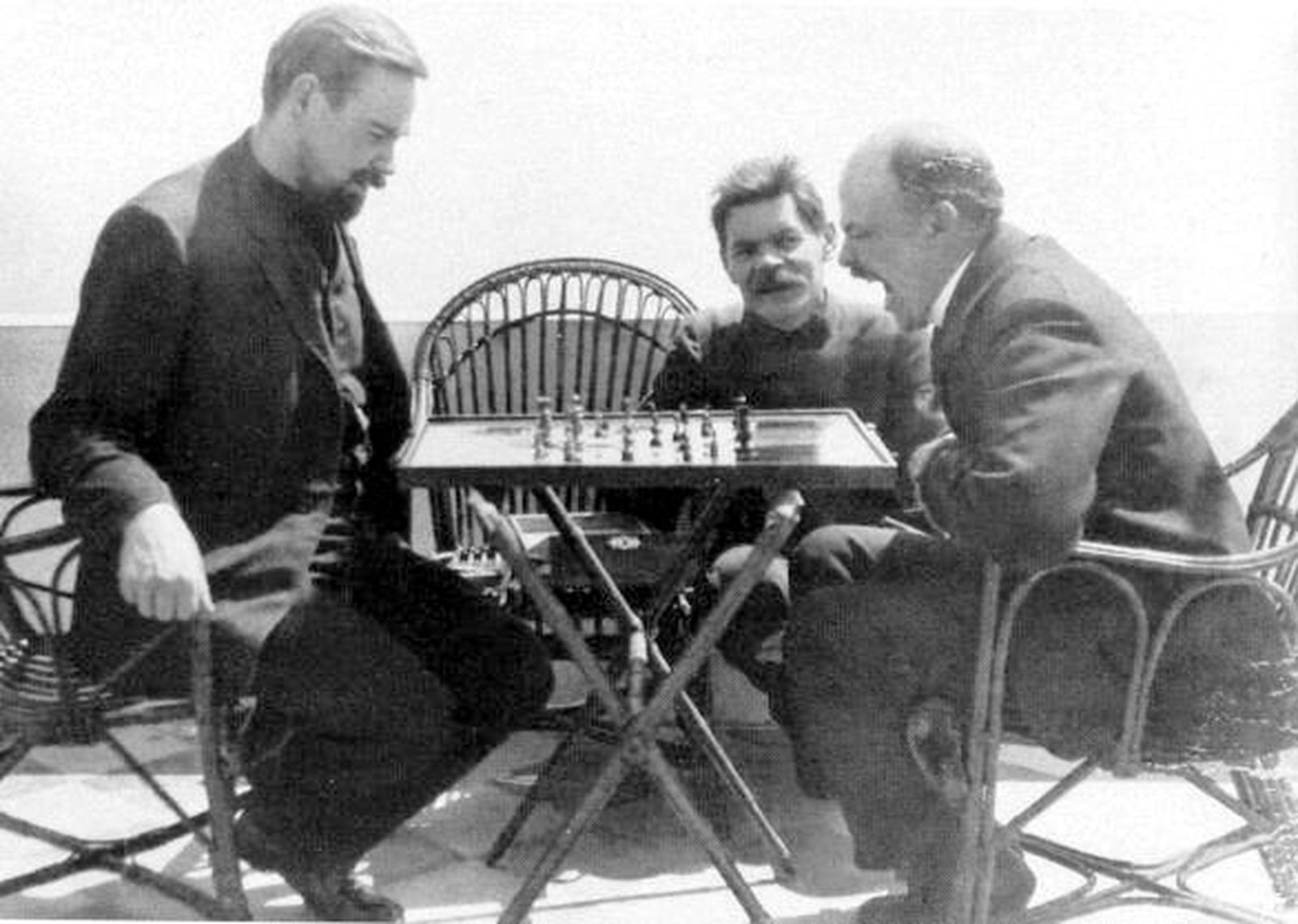 В. И. Ленин в гостях у А. М. Горького на о. Капри играет в шахматы с А. А. Богдановым. Италия, 1908 год / Неизвестный автор В. И. Ленин в гостях у А. М. Горького на о. Капри играет в шахматы с А. А. Богдановым. Италия, 1908 год / Неизвестный автор