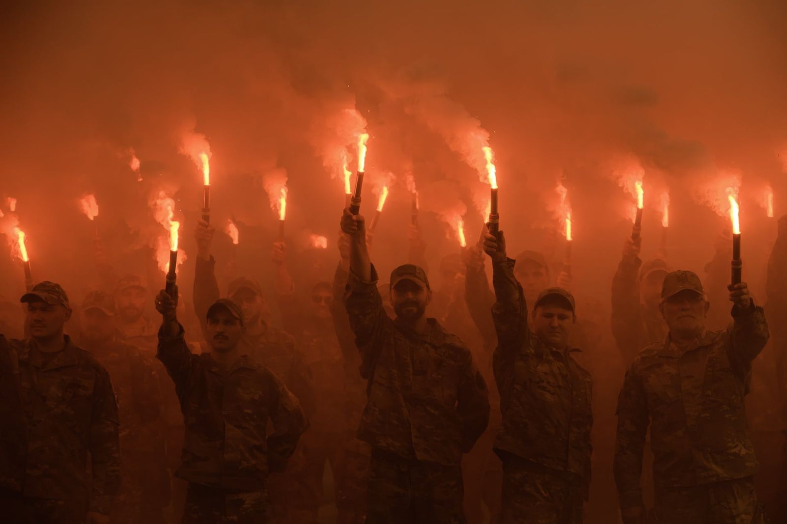 Военнослужащие батальона «Азов» держат в руках сигнальные ракеты в Киеве во время церемонии памяти жертв взрыва в тюремном лагере в Оленевке. 29 июля / Maxym Marusenko / NurPhoto / Rex / Shutterstock