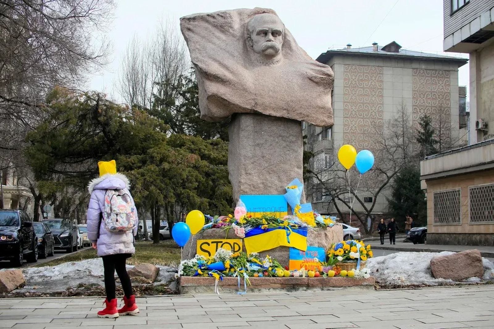 Жители Алматы несут цветы к памятнику украинскому писателю Тарасу Шевченко в годовщину войны в Украине. 24 февраля / Ruslan Pryanikov / AFP / Getty Images / The Guardian