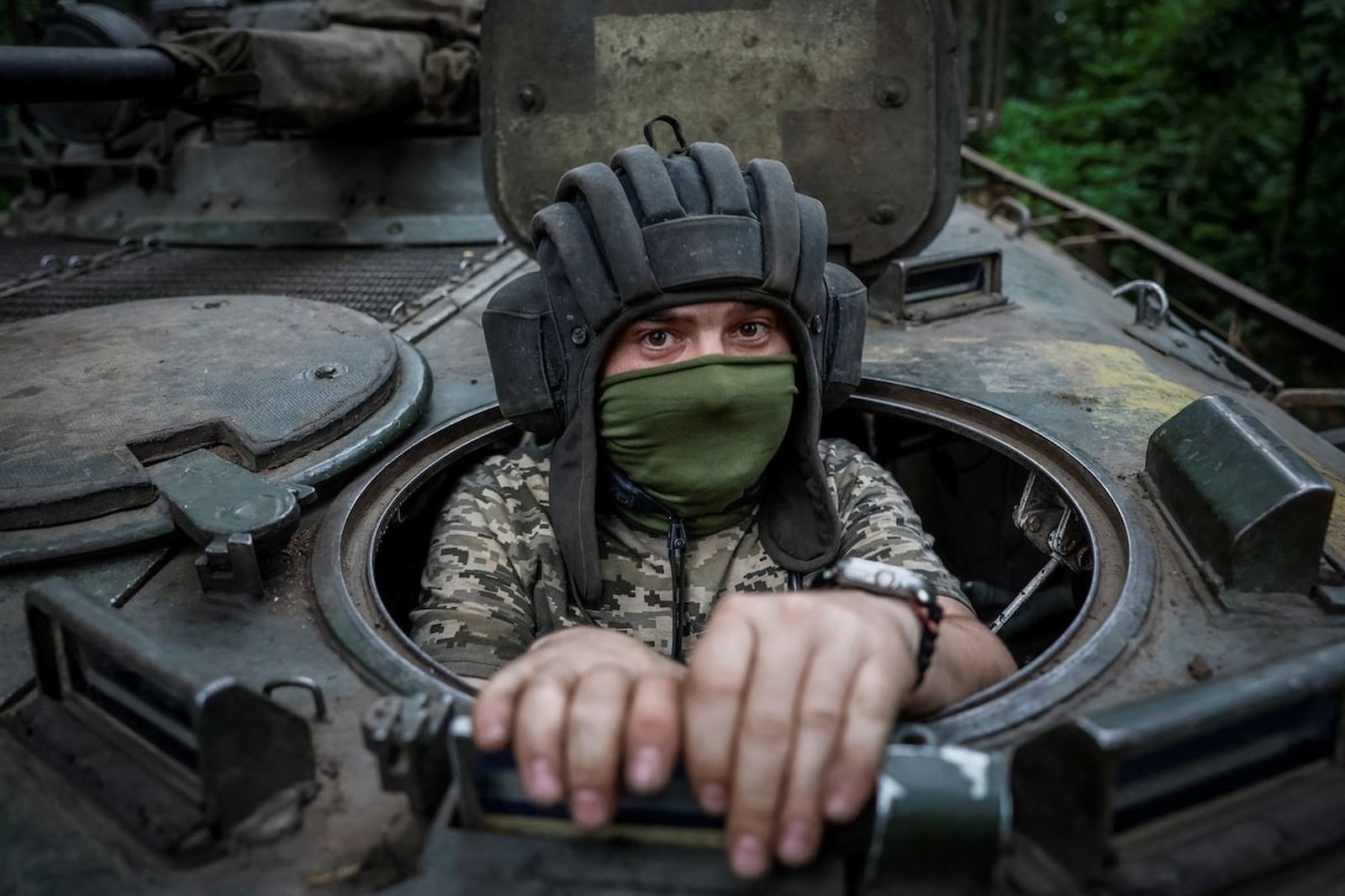 36-летний украинский солдат Николай, с позывным «Шева» едет в боевой машине пехоты БМП-2 недалеко от линии фронта в Донецкой области. 14 июня / Alina Smutko / REUTERS / Фотохроника войны. Главные кадры июня: оборона Часового Яра, сбор «кровавого» зерна и удар по Севастополю — Discours.io