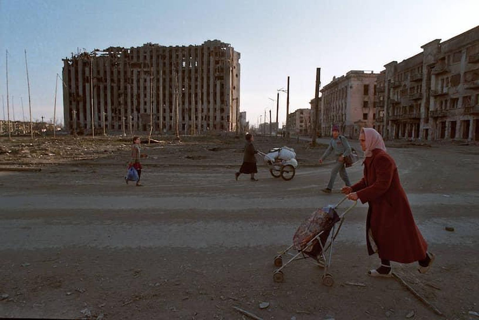 Местные жители в разрушенном Грозном, 1995 год / Фото: Эдвард Опп