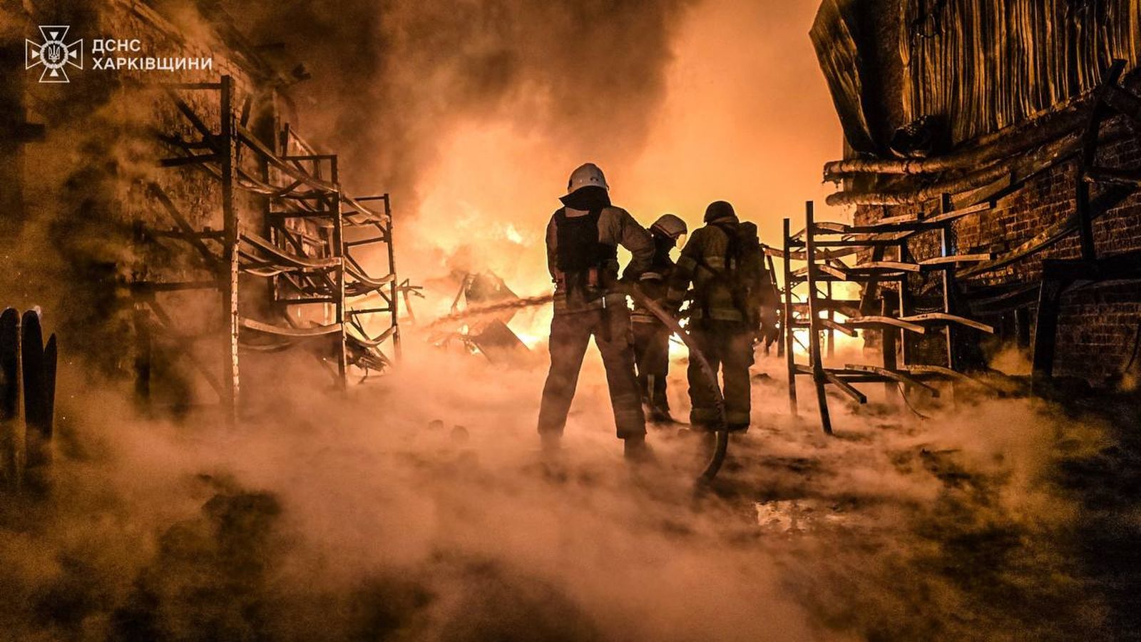 Спасатели устраняют масштабный пожар в складских помещениях после атаки дронов в Основянском районе Харьковской области. 4 мая / ГСЧС Украины