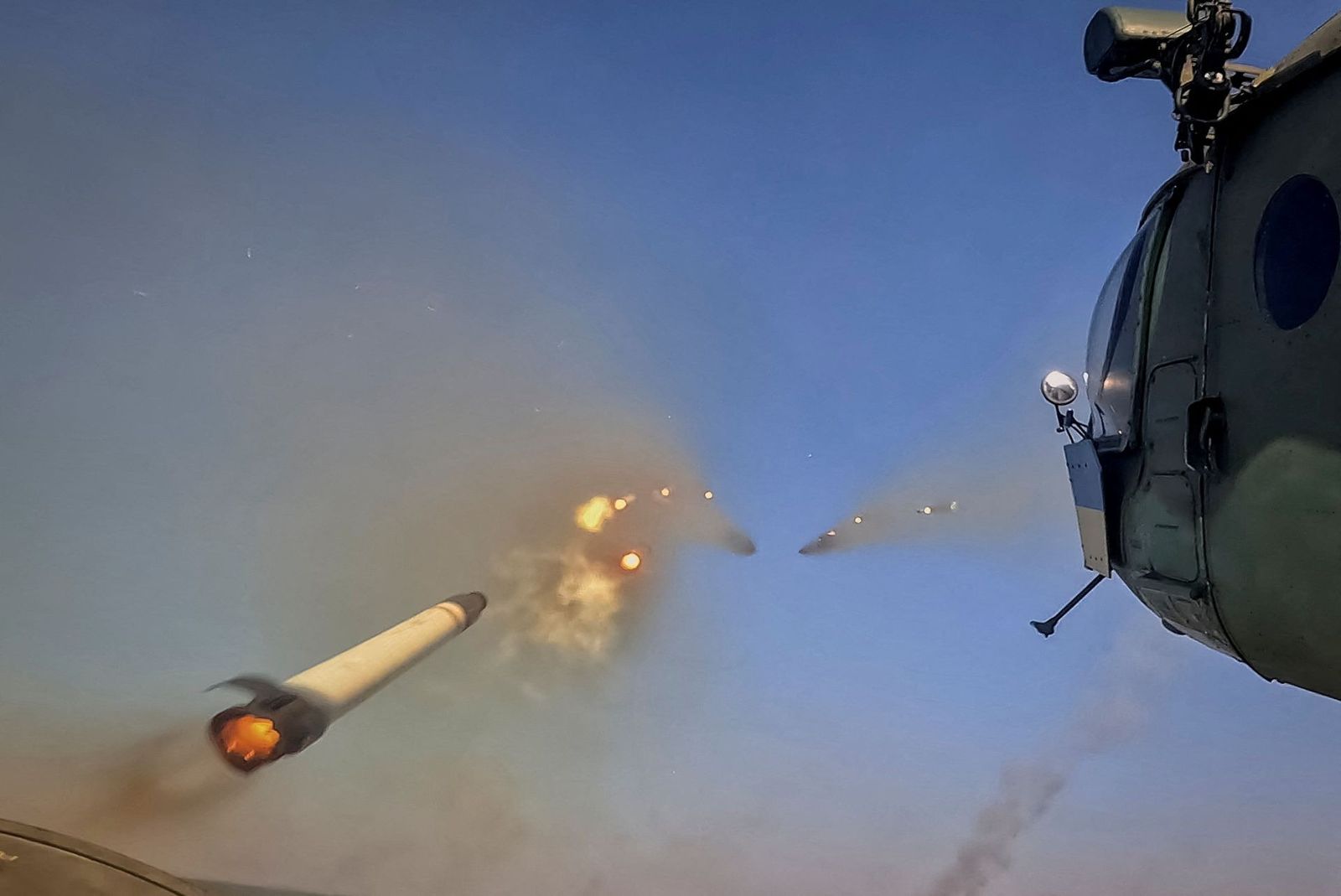 Украинский военный вертолет Ми-8 запускает неуправляемые ракеты по российским войскам в неизвестном месте на востоке Украины. 2 октября / Anna Voitenko / Reuters 