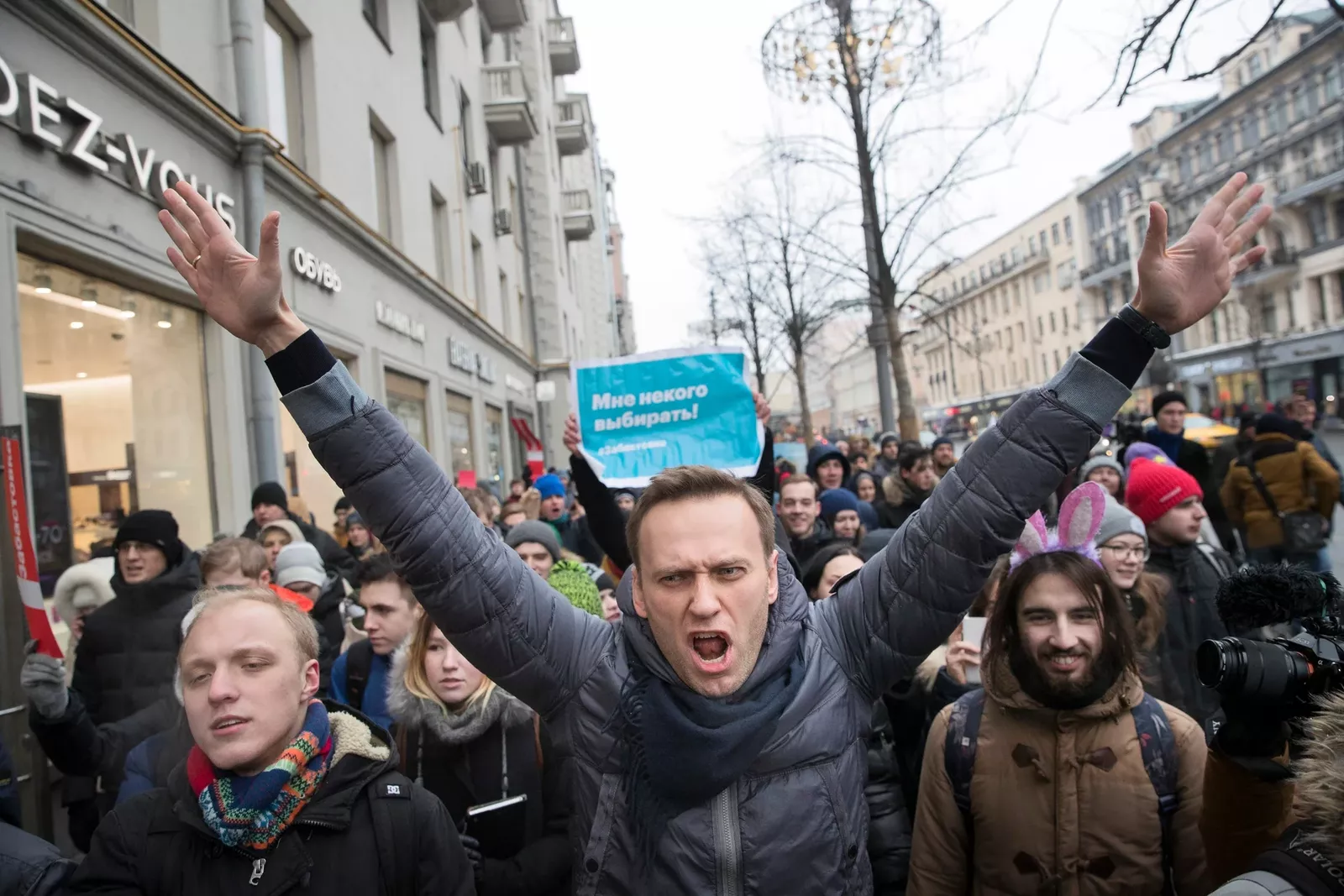 Навальный на несанкционированной протестной акции «Забастовка избирателей», объявленной в связи с не допуском политика к участию в выборах президента. В этот день акции в поддержку Алексея Навального прошли десятках городов России. Навальный не успел