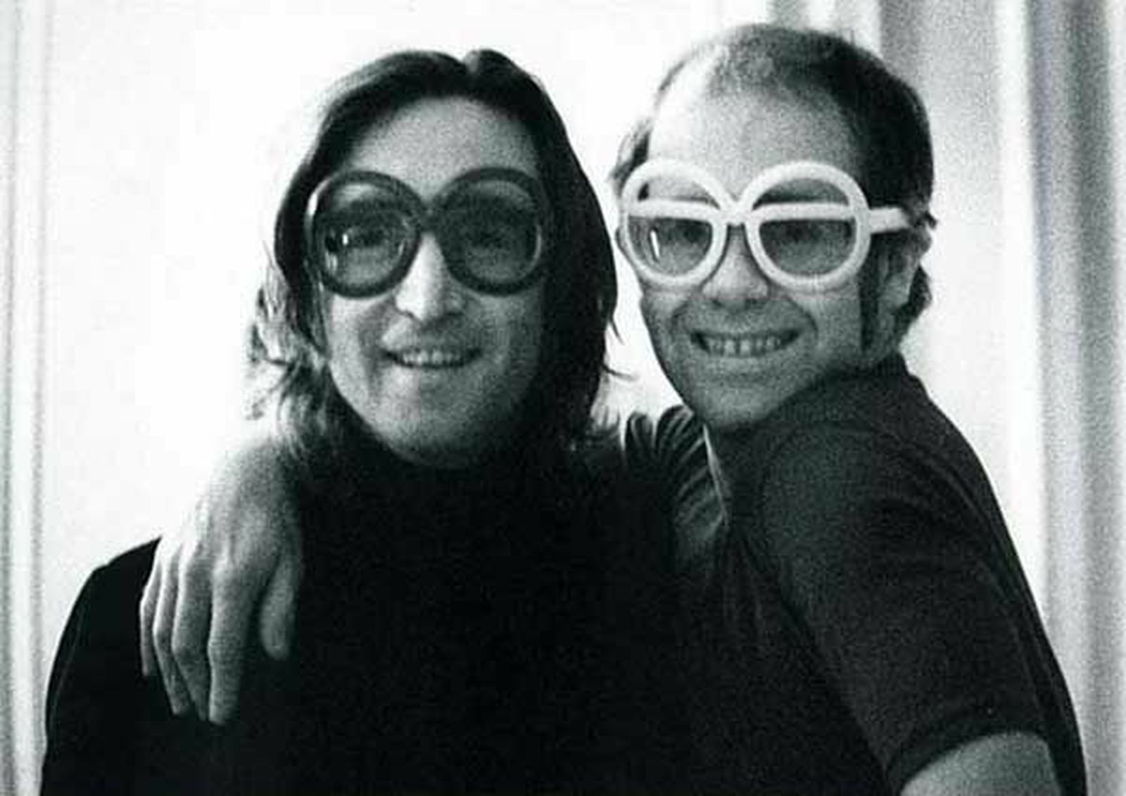 Джон Леннон (слева) и Элтон Джон в 1974 году / Фото: Неизвестный автор